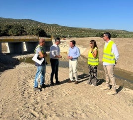 El diputado José Luis Agea, charla con el alcalde, Miguel Moreno.