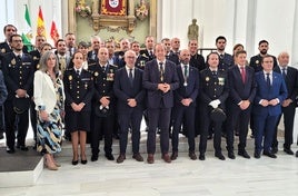 LAS AUTORIDADES POSAN CON LOS POLICÍAS HOMENAJEADOS.