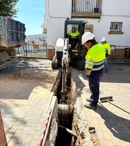 Operarios durante los trabajos de instalación.