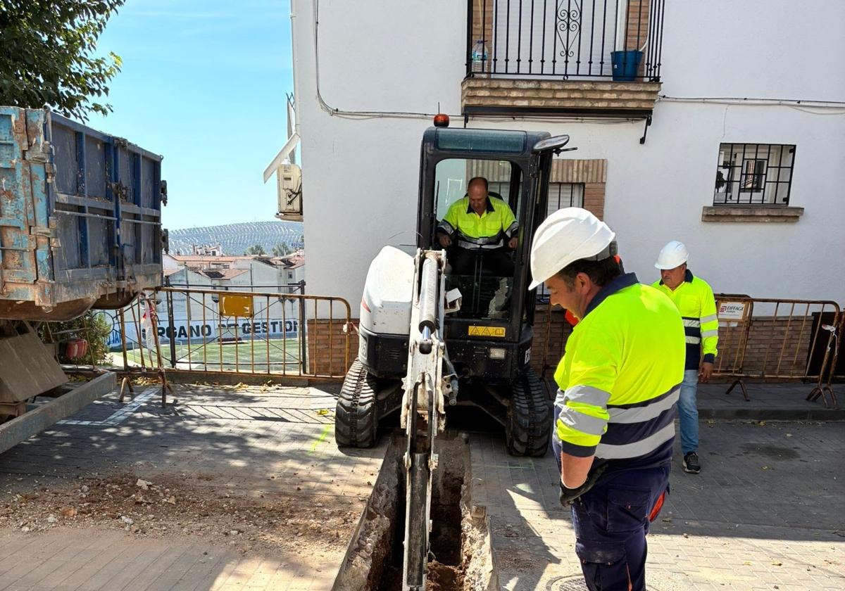 Operarios durante los trabajos de instalación.
