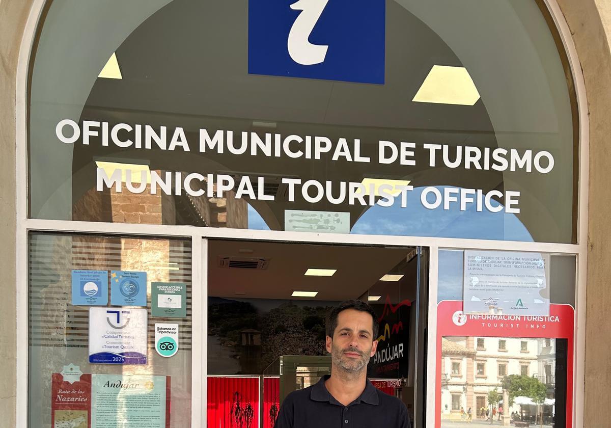 Juan Carlos Martínez en la oficina.