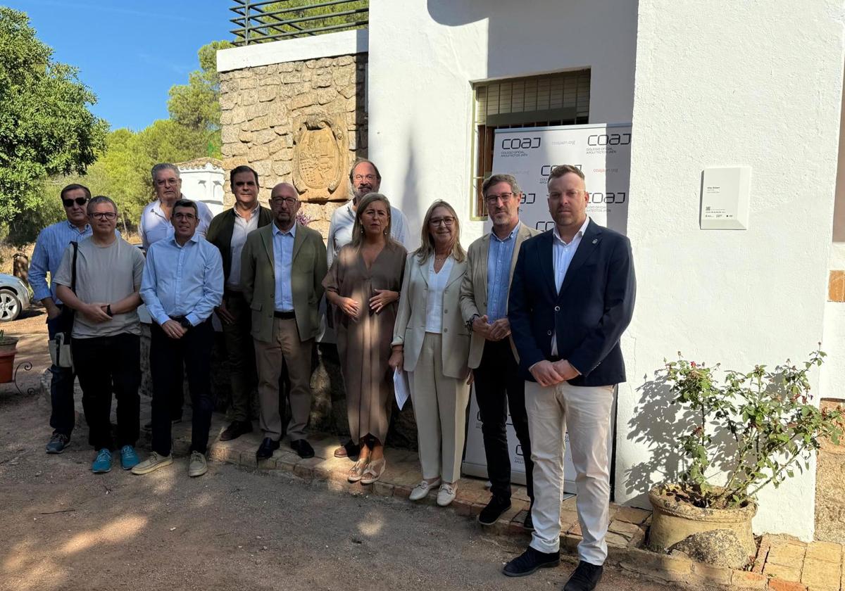 Soledad González y Miguel Contreras con representantes del Consistorio en la Viña Gisbert.