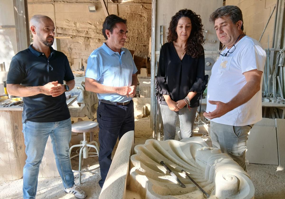Ana Mata junto al maestro y el alcalde de Porcuna.