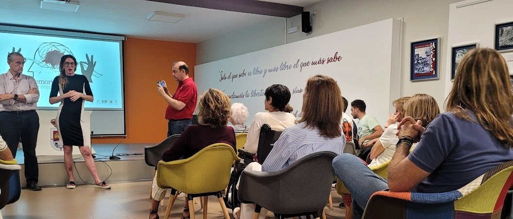 Miguel Valdivia y Lola Buzán durante la explicación.