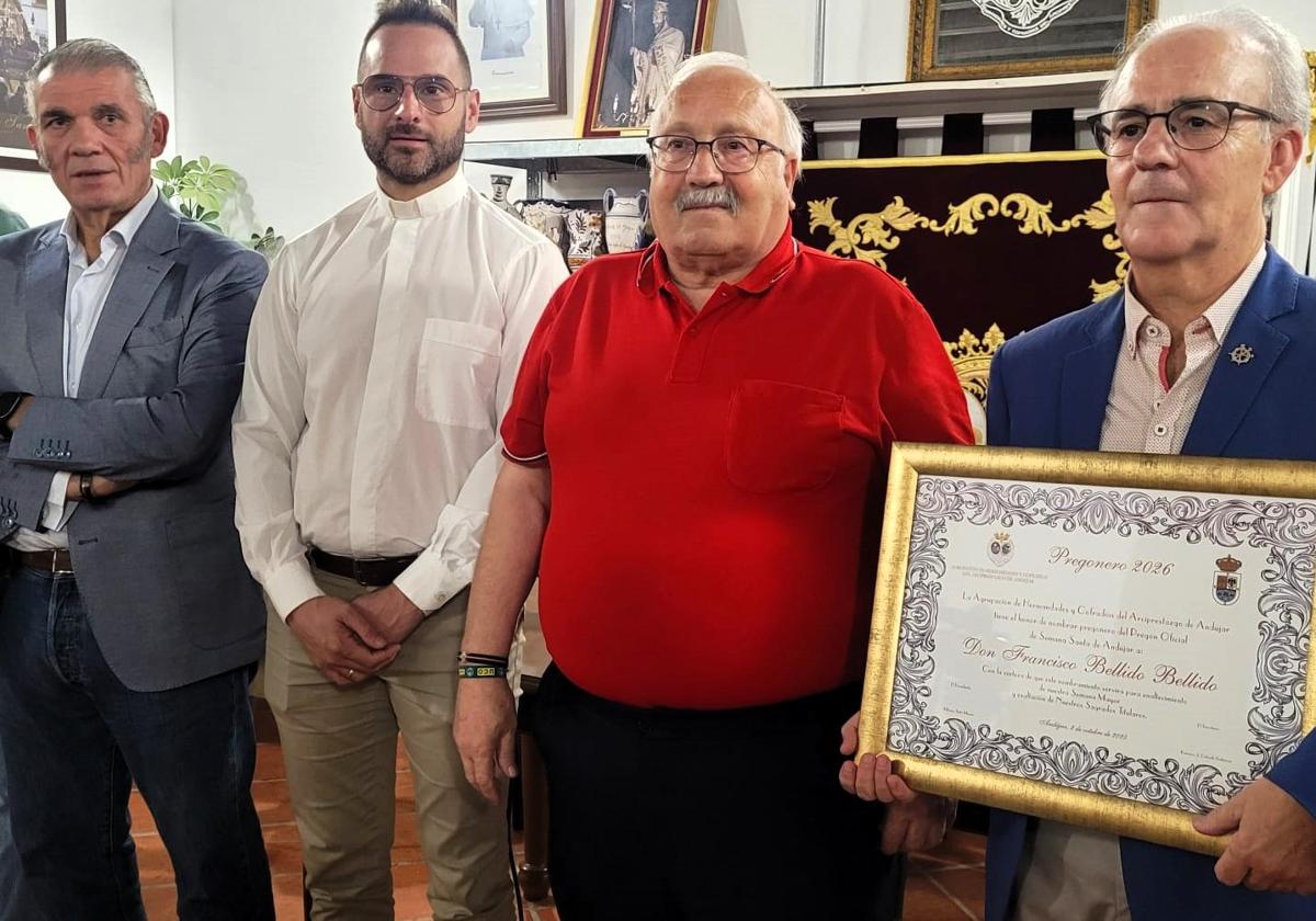Francisco Bellido posa con la credencial de pregonero junto con los responsables de la Agrupación.