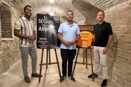 Emilio Rodríguez con los miembros de Esphera Teatro en la presentación de los actos.