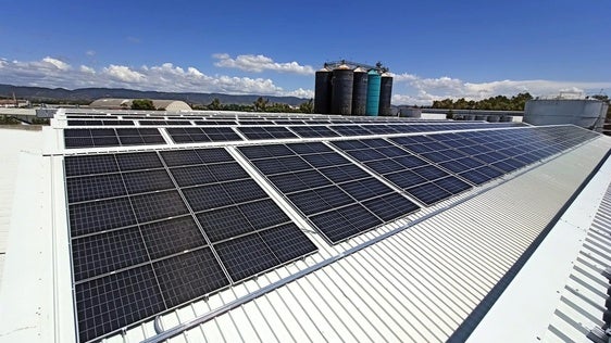 Placas solares en la planta de la ciudad.