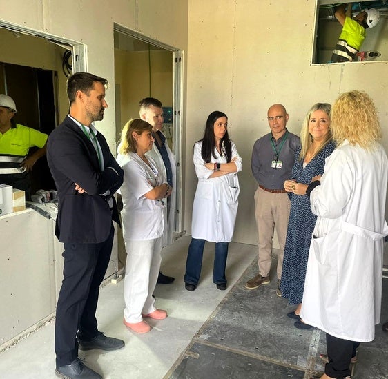 Elena González durante su visita a las instalaciones.