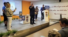 Ángel Dandy durante su intervención en el acto, donde dio participación al público que abarrotó el recinto.