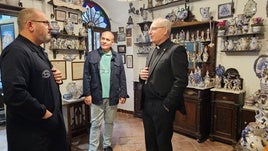 Pedro José López, Pedro Palenciano y monseñor Chico en el taller de cerámica del primero.