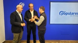 Estrella, Carmona y Domínguez, ayer en la sede del PP.