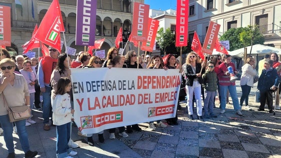 Participantes con las pancartas en la Plaza de España este sábado al mediodía.