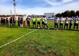 SALUDO DE AMBOS EQUIPOS DONDE SE PUEDE VER EL MAL ESTADO DEL TERRENO DE JUEGO.