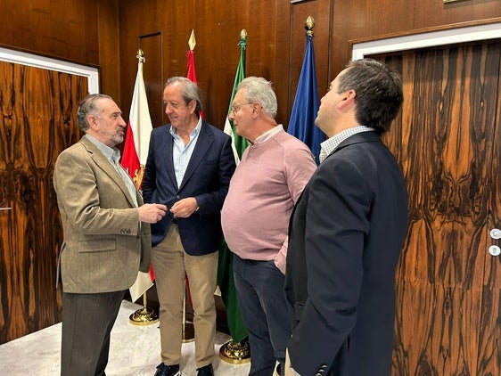 Vicente Martínez, Francisco Carmona y Antonio Cuenca, esta mañana en el Ayuntamiento.