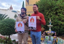 Mario Moraga y Antonio Torres posan en el exterior del Palacio de los Niños de Don Gome con el cartel.