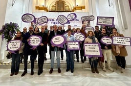 REPRESENTANTES DE LOS DISTINTOS ORGANISMOS POSAN CON LOS ESLOGAN.