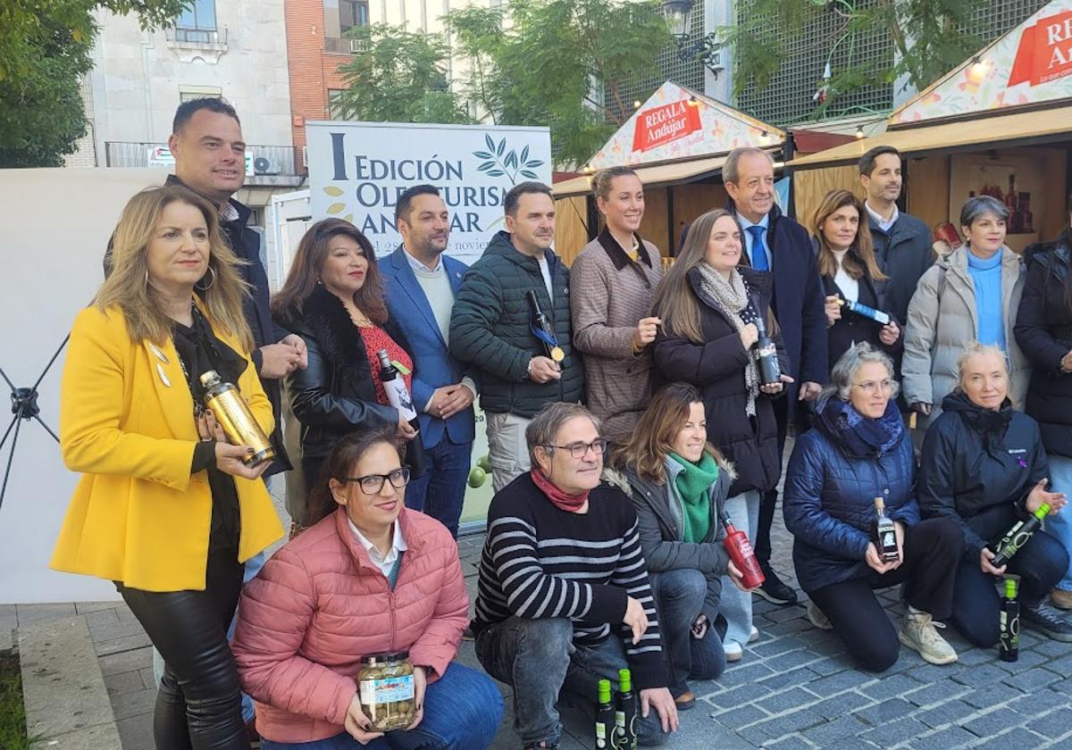 Las personas responsables de las marcas participantes posan con el alcalde y ediles de la Corporación Municipal.