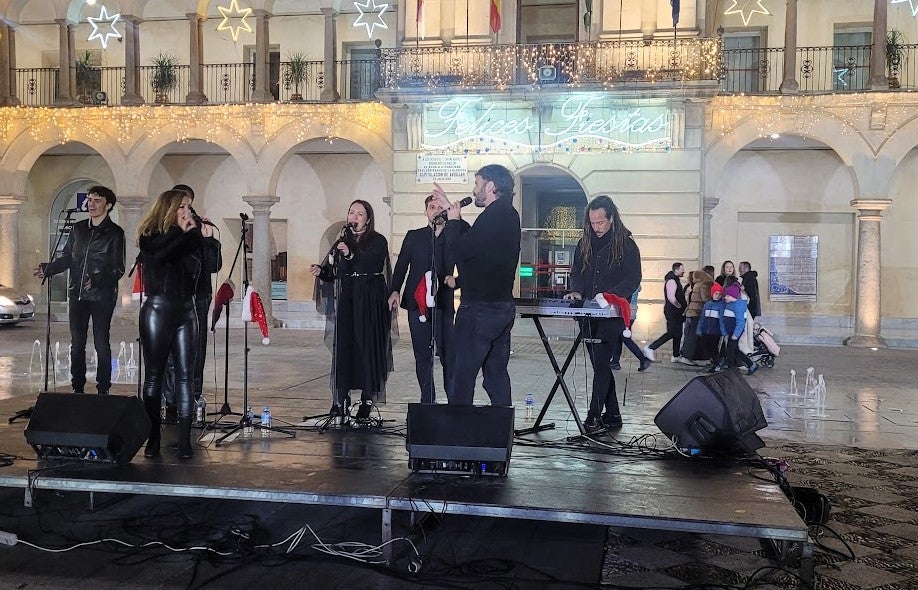 ACTUACIÓN MUSICAL Y JESÚS LOZANO CON MIEMBROS DEL EQUIPO DE GOBIERNO.