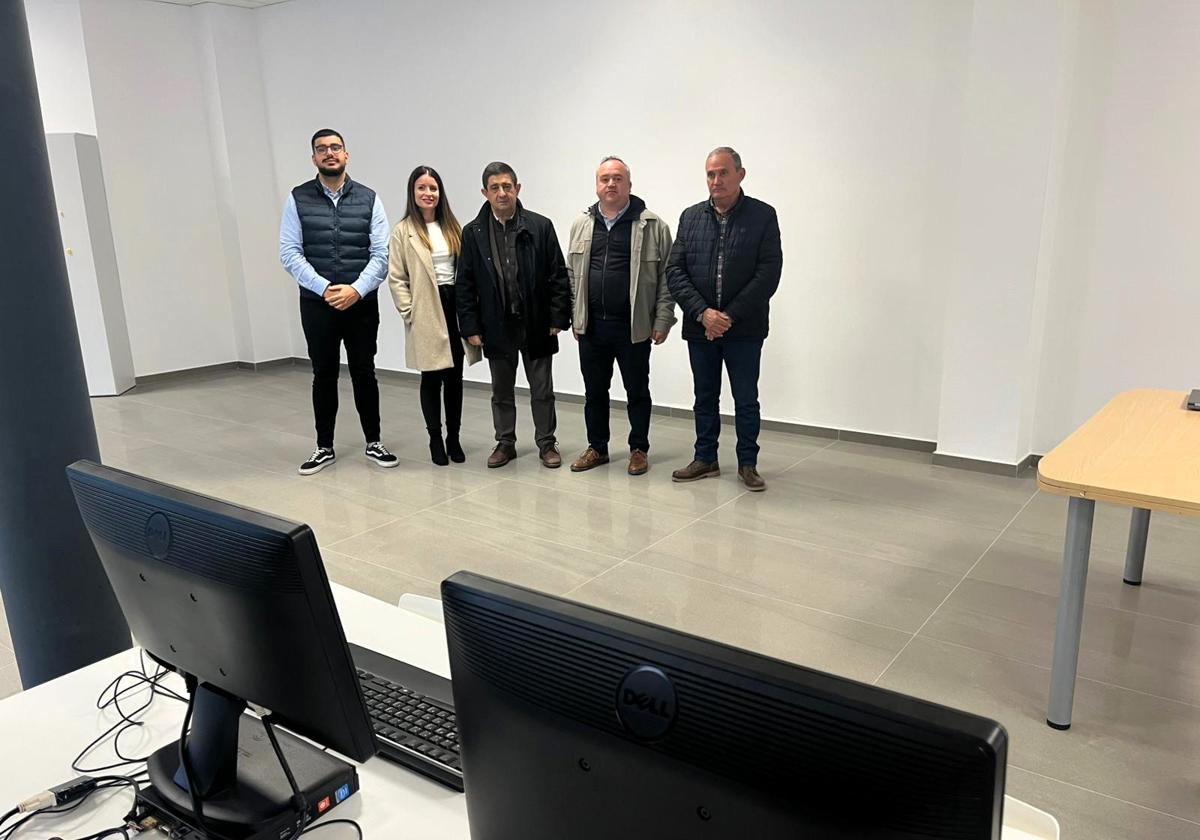 REYES DURANTE SU VISITA A LAS INSTALACIONES.