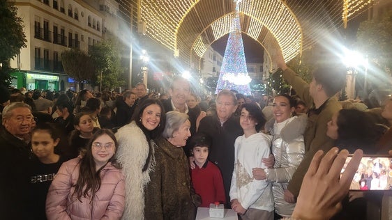 JESUS LOZANO Y FRANCISCO CARMONA CON FAMILIARES DEL EMPRESARIO EN EL ACTO DE INAUGURACIÓN,