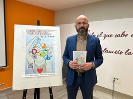 MANUEL MEZQUITA POSA CON EL CARTEL.