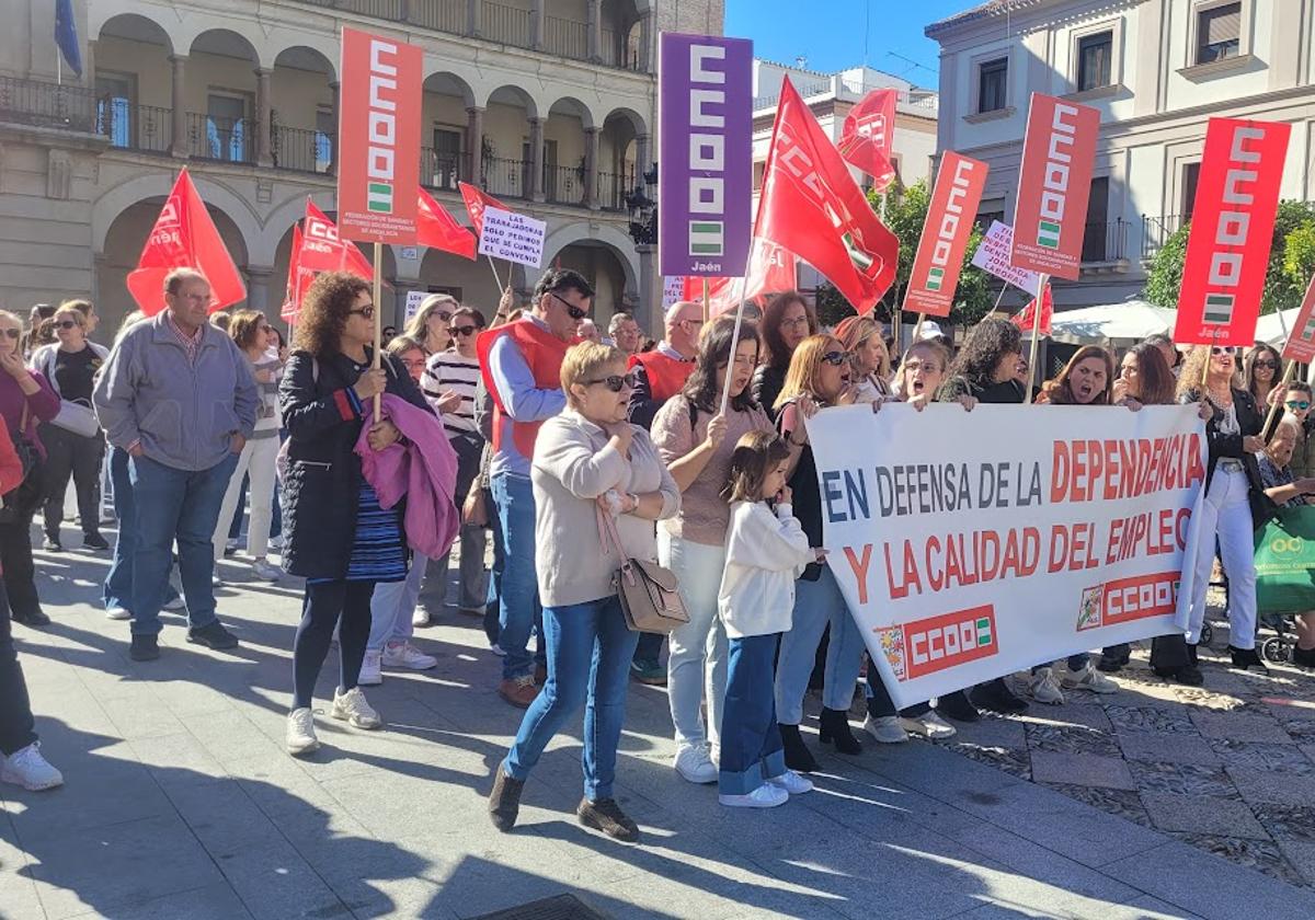 MANIFESTACIÓN DE LAS EMPLEADAS DEL SERVICIO DE AYUDA A DOMICILIO EN LA PLAZA DE ESPAÑA.