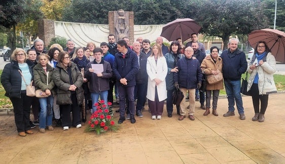 LECTURA DEL MANIFIESTO EN EL MONUMENTO A LA CONSTITUCIÓN DEDICADO EN ANDÚJAR.