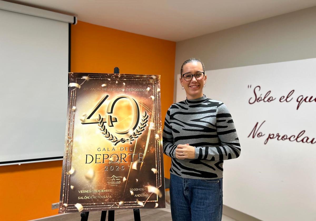 María José Fuentes posa con el cartel de esta edición especial.