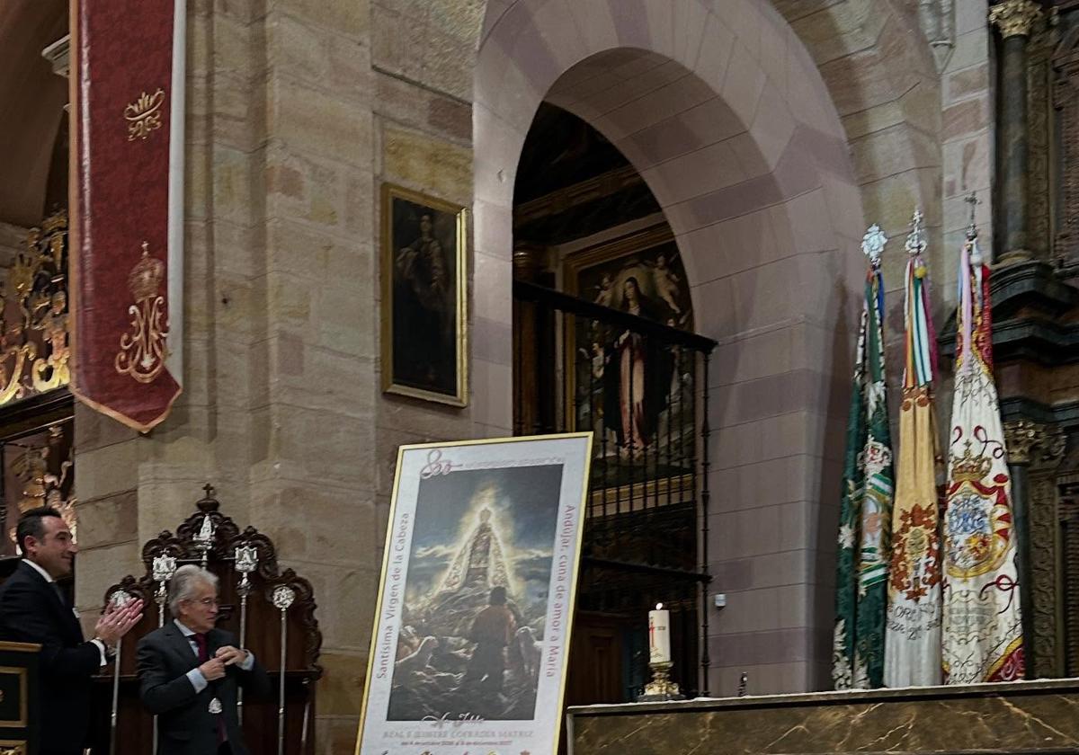 El hermano mayor y el presidente de la Cofradía Matriz, delante del cartel del octavo centenario.