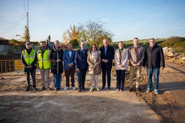 Catalina García con el alcalde, el delegado y miembros de la empresa y la Corporación Municipal.
