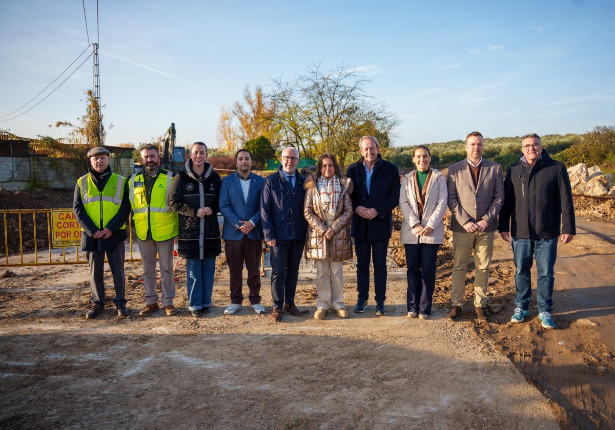 Catalina García con el alcalde, el delegado y miembros de la empresa y la Corporación Municipal.