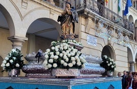 Paso de la imagen por el Ayuntamiento, la antigua casa de Comedias.