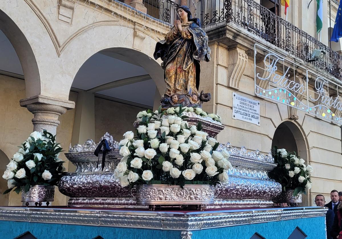 Paso de la imagen por el Ayuntamiento, la antigua casa de Comedias.