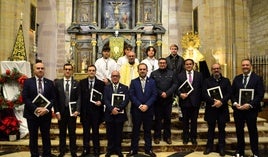 Preoneros que participaron en la salutación a la Esperanza con el arcipreste, Carlos Moreno, y el diáconco, Fran Cano.