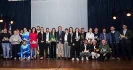 LOS DEPORTISTAS E INSTITUCIONES GALARDONADAS POSAN CON LAS AUTORIDADES.