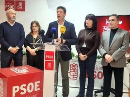 Manuel Vázquez durante su intervención, con ediles de la formación y Micaela Navarro.