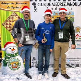 ANGEL SALAS POSA EN EL CENTRO CON EL TROFEO.