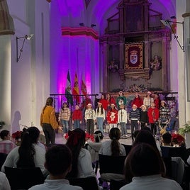 Certamen de Villancicos Escolar celebrado el pasado miércoles en la antigua iglesia de Santa Marina y piezas tradicionales de cerámica.
