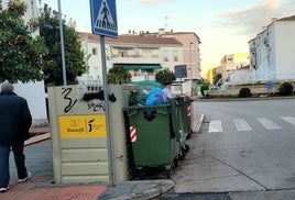 Contenedores en la calle Miguel Estepa, al lado de la fuente de la avenida Plaza de Toros.