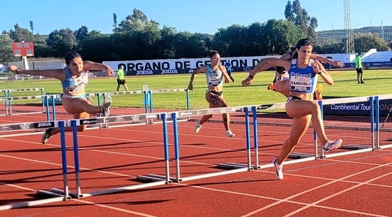 Prueba de salto de vallas en el Meeting Jaén Paraíso Interior 'Memorial Francisco Ramón Higueras' del año 2024.