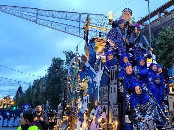 La ligera lluvia no frena la ilusión de los Reyes Magos en Andújar