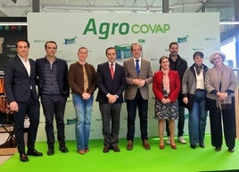 Representantes de la cooperativa, el Ayuntamiento y la Junta en el acto de inauguración de las instalaciones.