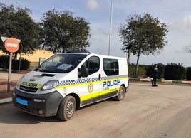 Vehículo y efectivo de la Policía Local en una de las actividades de control.