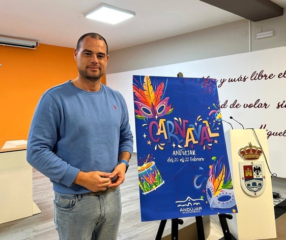 ANTONIO TORRES POSA CON EL CARTEL.