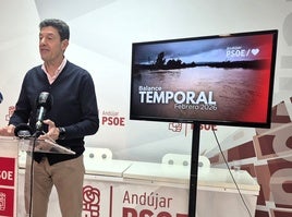 VÁZQUEZ DURANTE SU COMPARECENCIA ESTE JUEVES EN LA SEDE DE LA AGRUPACIÓN LOCAL SOCIALISTA.