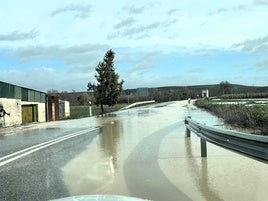 CARRETERA DE ACCESO ANEGADA AL MUNICIPIO POR LAS LLUVIAS.