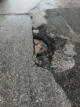 Socavón en una vía de la ciudad.