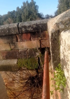 Daños captados por el colectivo en el puente.