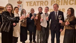 EL ALCALDE Y MIEMBROS DE LA CORPORACIÓN MUNICIPAL BRINDAN POR EL MOMENTO ANTES DE LA PUESTA EN ESCENA DE LA FLAUTA MÁGICA.