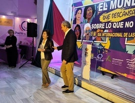El alcalde de Andújar, Francisco Carmona, junto con Maribel Bonachela en el acto institucional del 8-M.